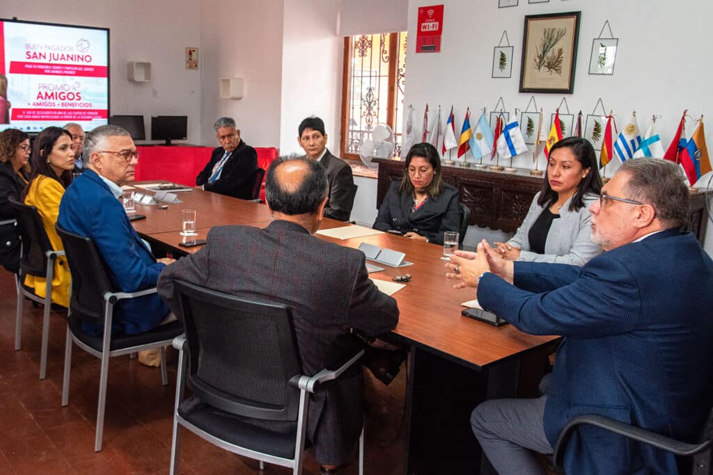 Autoridades de la Universidad Privada San Juan Bautista recibiendo la visita de una delegación de la Universidad Nacional Pedro Henríquez Ureña (UNPHU) de República Dominicana.