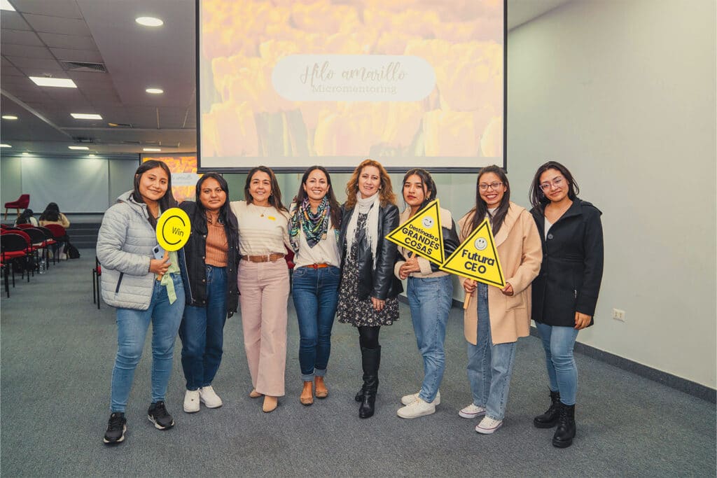 Yadira Yomara Cantoral, estudiante del cuarto ciclo de Ingeniería Civil, junto a otras participantes del evento "Women in Construction".