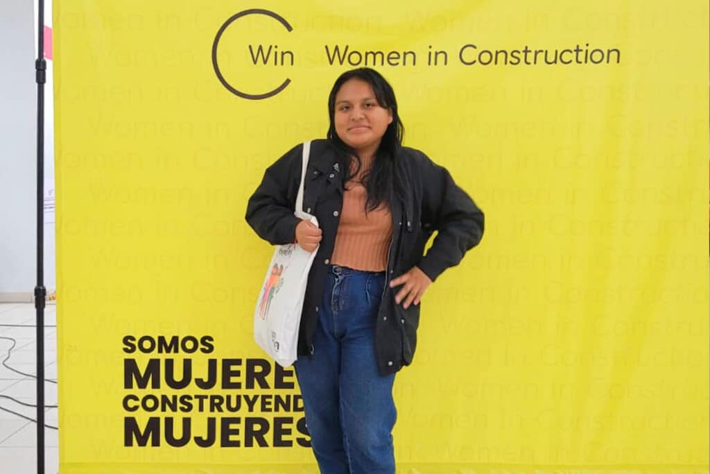 Yadira Yomara Cantoral, estudiante del cuarto ciclo de Ingeniería Civil, junto a otras participantes del evento "Women in Construction".