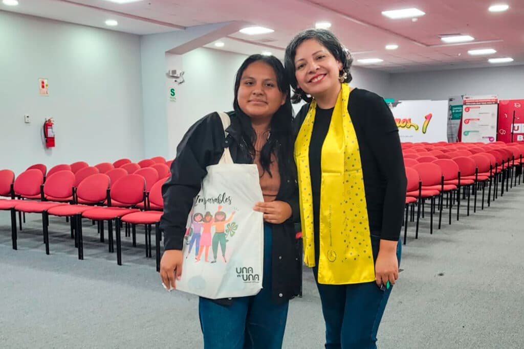 Yadira Yomara Cantoral, estudiante del cuarto ciclo de Ingeniería Civil, junto a otras participantes del evento "Women in Construction".